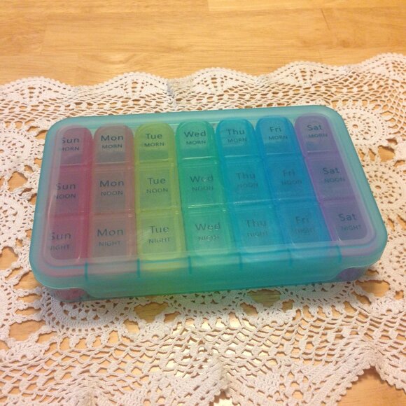 Pill keeper with removable daily pill boxes inside - Picture 1 of 5